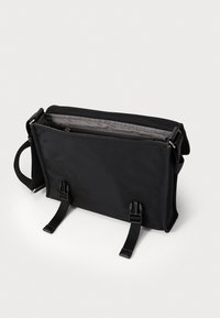 Borsa a tracolla nera con forma rettangolare, realizzata in nylon. Presenta un'apertura superiore con zip, cinturini regolabili e dettagli con chiusura a scatto.