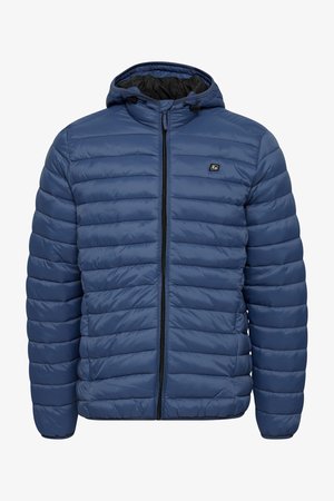 Giacca a vento blu in materiale sintetico lucido, design trapuntato, con cappuccio nero, cerniera completa e dettaglio del logo sul petto.