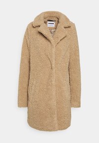 Tan, nadýchaný, dlouhý kabát vyrobený z texturované látky; má klopový límec, boční kapsy a jednoduché zapínání vpředu.