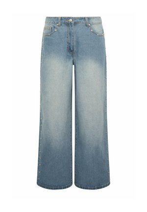 Vaqueros de mezclilla azul claro de pierna ancha, con cintura alta, cierre de botones, bolsillos delanteros y tachuelas metálicas a lo largo de las costuras laterales.