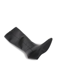 Botte noire en cuir montante avec une texture lisse, tige effilée et un petit talon compensé. Comprend une couture à l'arrière et une semelle textur�ée.