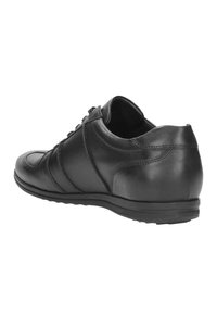 Černé kožené tenisky s hladkým povrchem, zaoblenou špičkou a jemnými švy. Mají nízkoprofilovou gumovou podrážku a šněrovací design.