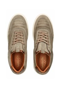 Sneakers in suede grigio con dettagli testurizzati, lacci piatti e un accento in pelle marrone sul tallone. Suola in gomma bianca.