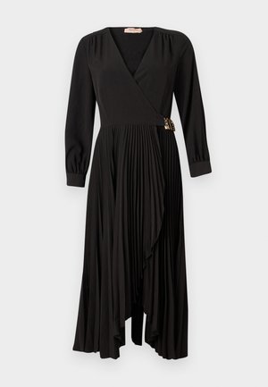Sort plisseret omslagskjorte med lange ærmer, dyb V-udskæring og guldhardwaredetalje i taljen. Glat stof med en let og flydende silhuet.