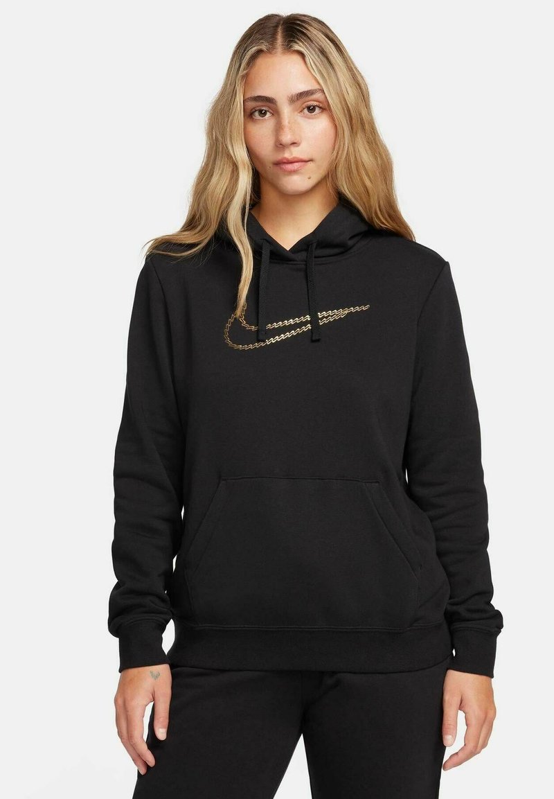 Černá mikina s kapucí vyrobená z měkkého materiálu, s výrazným zlatým logem Nike na hrudi, nastavitelnou kapucí se šňůrkou a přední kapsou typu kangaroo.
