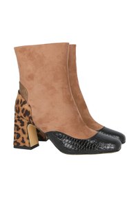 Botines de ante marrón con tacón en bloque de estampado de leopardo y puntera de charol negro, con una textura suave y forma redondeada.