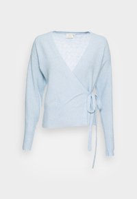 Jasnoniebieski sweter zapinany na węzeł, wykonany z miękkiej dzianiny. Posiada głęboki dekolt w kształcie litery V, długie rękawy oraz wiązanie w talii.