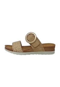 Sandalo slide beige con cinturino in tessuto intrecciato, accentato da hardware circolare e suola piatta texturizzata. Parte superiore in pelle liscia con design a piatto.