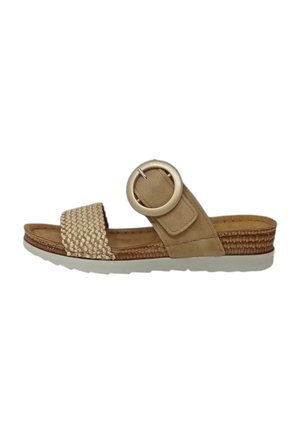 Sandalo slide beige con cinturino in tessuto intrecciato, accentato da hardware circolare e suola piatta texturizzata. Parte superiore in pelle liscia con design a piatto.