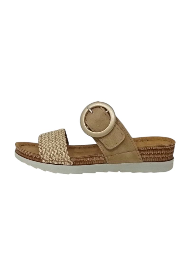Sandalo slide beige con cinturino in tessuto intrecciato, accentato da hardware circolare e suola piatta texturizzata. Parte superiore in pelle liscia con design a piatto.