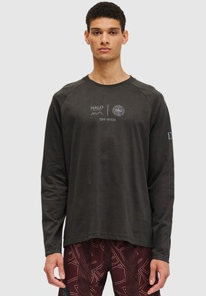 Zwarte longsleeve t-shirt van zachte stof met witte grafische tekst aan de voorkant en een losse pasvorm met raglanmouwen.