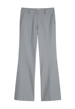 Hellgraue, maßgeschneiderte Hosen mit Gürtelschlaufen, Vordertaschen und geradem Bein, flach auf weißem Hintergrund liegend.