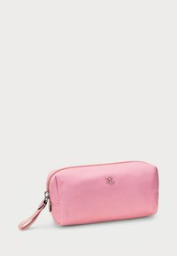Estuche de lápices sintético rosa con cierre de cremallera, correa para la muñeca y logotipo en relieve. Textura suave con forma rectangular.