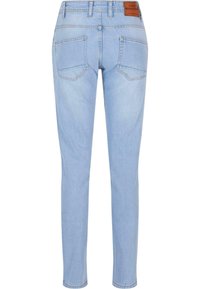 Világoskék farmernadrág, amely slim fit fazonú, öt zsebes, és bőr márkajelzés található a deréknál. Simább textúra klasszikus varrással.