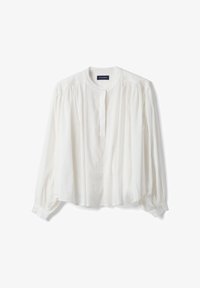 Blusa blanca de manga larga con cuello redondo, detalles plisados en los hombros y en la parte delantera, y puños con botones, de la marca Piombo.