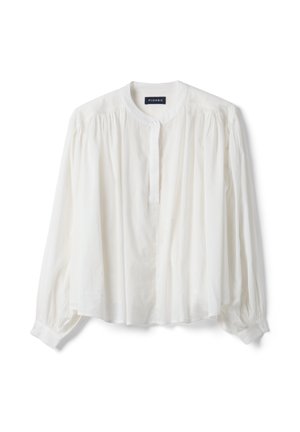 Blusa blanca de manga larga con cuello redondo, detalles plisados en los hombros y en la parte delantera, y puños con botones, de la marca Piombo.