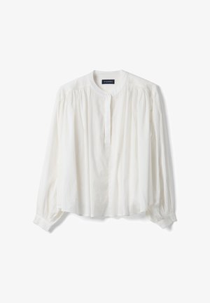 Blusa blanca de manga larga con cuello redondo, detalles plisados en los hombros y en la parte delantera, y puños con botones, de la marca Piombo.