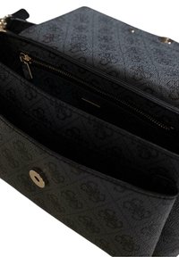 Borsa nera testurizzata con hardware dorato; presenta una cerniera, due scomparti e un motivo impresso sull'esterno.