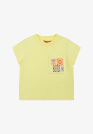 Geel T-shirt met korte mouwen gemaakt van katoen. Heeft een voorzak met kleurrijke opdrukken en een ronde hals. Soepele textuur.