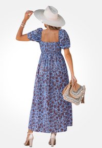 Abito maxi blu a fiori con maniche a sbuffo, scollatura quadrata, corsetto testurizzato e gonna fluente; abbinato a un cappello di paglia e a una borsa intrecciata.