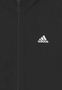 Felpa nera con zip realizzata in misto cotone, caratterizzata da un logo adidas bianco ricamato e una finitura del tessuto liscia.