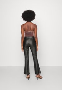 Vero Moda Petite VMAMIRA FLARED PANT - Calças - black