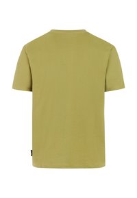 Camiseta de manga corta en verde oliva apagado, con cuello redondo, textura suave de algodón y una pequeña etiqueta de la marca en el lateral inferior.
