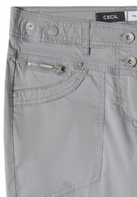 Pantalon gris clair avec ceinture à double bouton, petite poche zippée, poche plaquée avant sur le côté gauche, détails cousus et étiquette de marque.