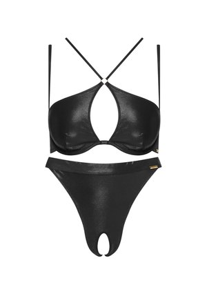 Schwarzes Bikini-Set mit glänzender Textur. Das Oberteil hat eine dreieckige Form mit Ausschnittdetails, während die Unterteile hoch geschnitten sind und eine einzigartige Öffnung aufweisen.