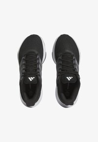 Scarpe sportive nere con tomaia in rete, sistema di allacciatura testurizzato, dettagli a tre strisce e suole bianche a contrasto. Design con punta arrotondata.