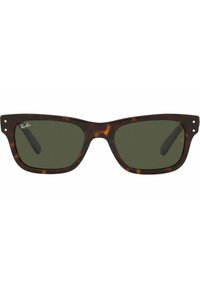 Occhiali da sole tartarugati con lenti verde scuro. Forma quadrata, montatura spessa, hardware minimale e logo del marchio discretamente visibile su un lato.