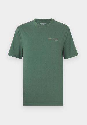 Groen T-shirt met korte mouwen van katoen. Heeft een ronde halslijn en een kleine tekstprint in afwijkende kleur op de linkerborst.