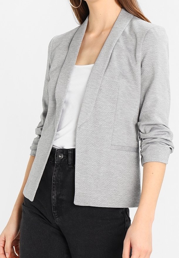 Šedý blazer vyrobený z měkkého materiálu, s šálovým límcem, otevřeným předním dílem a ohrnutými rukávy. Má dvě přední kapsy a přiléhavý střih.