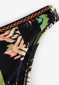 Bikini cu baza neagră și un model floral abstract colorat în roz, verde și albastru. Finalizat cu detalii de cusături portocalii.