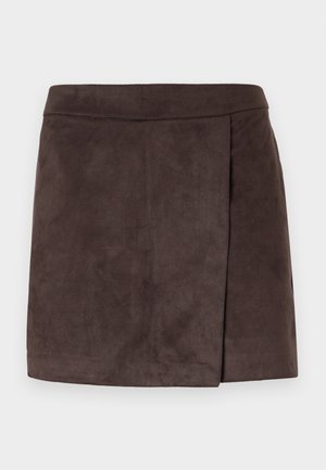 Brauner Fake-Suede Minirock mit glatter Textur, seitlicher Falten-Detail, geradem Saum und elastischem Taillenbund.