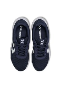Un paio di scarpe sportive in rete blu navy con suole bianche e logo a chevron sui lati, viste dall'alto su uno sfondo bianco.