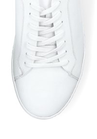 Białe trampki z gładką skórzaną cholewką, okrągłym noskiem i płaskimi białymi sznurowadłami. Charakteryzują się delikatnym przeszyciem oraz lekkim, minimalistycznym designem.