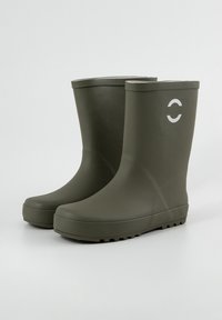 Olivengrønne gummistøvler med en glat overflade, rundet tå, lav hæl og en hvid cirkulær logo på yder siden. Struktur på sålen.