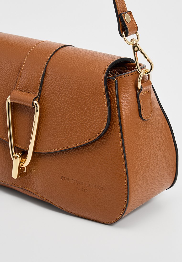 Sac à main en cuir marron texturé avec une fermeture à boucle en ton doré, bord noir et bandoulière réglable. Contient le logo de la marque sur le devant.