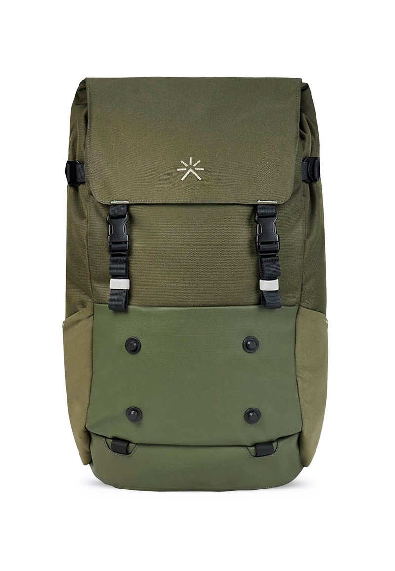 Mochila de color verde oliva hecha de un tejido duradero, con solapa de doblez, correas ajustables y dos bolsillos frontales con cierres a presión.