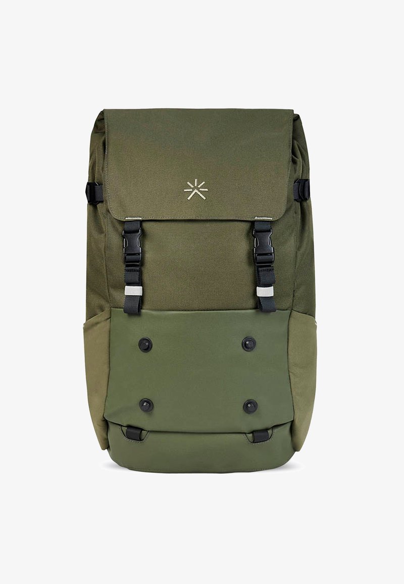 Zaino verde oliva realizzato in tessuto resistente, con una patella pieghevole, spallacci regolabili e due tasche frontali con chiusura a scatto.