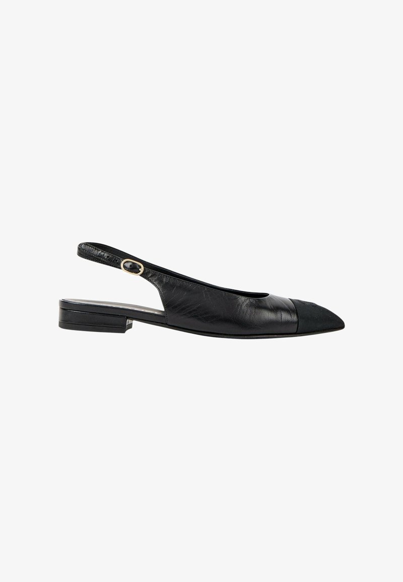 Mocassin slingback plat en cuir noir avec bout pointu et petite boucle sur la bride latérale, doté d'un petit talon bloc.
