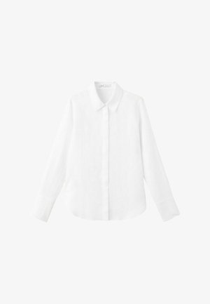 Chemise blanche à manches longues avec col pointu, boutonnée, posée à plat sur un fond blanc.
