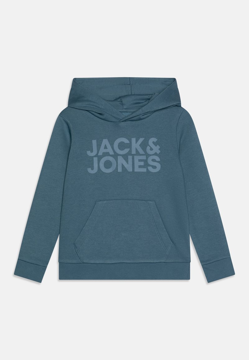 Plavi dukserica od mekanog materijala, s kangaroo džepom, rebrastim manžetama i velikim logotipom "JACK&JONES" u svjetlijoj nijansi.