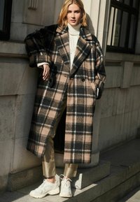 Next LONGLINE CHECK  - Klasický kabát - brown