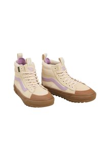 Vysoké tenisky v krémové a světle fialové barvě, se gumovou podrážkou, plátěným svrškem a polstrovaným límcem. Výrazné kontrastní akcenty po stranách.