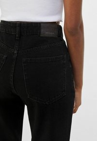 Bershka Relaxed fit -farkut - black