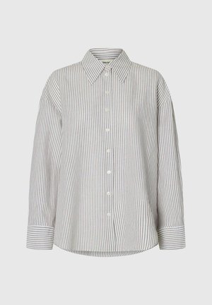 Košile na knoflíky s dlouhým rukávem, s hnědými a bílými vertikálními pruhy, špičatým límcem a pruhovanými manžetami, zobrazena na jednoduchém pozadí.