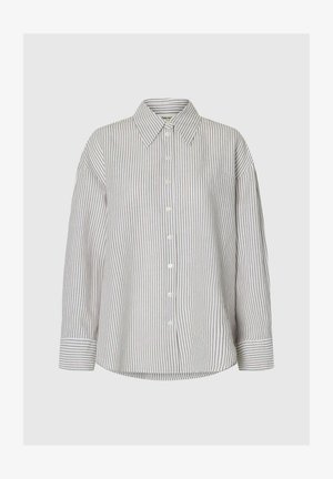 Barna és fehér függőleges csíkos, hosszú ujjú, gombos ing hegyes gallérral és csíkos mandzsettákkal, egyszerű háttéren bemutatva.