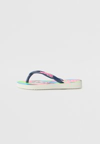 Chancla de goma navy con una tira texturizada, estampado gráfico en rosa, verde y azul sobre una suela multicolor, ligera y con bordes suaves.